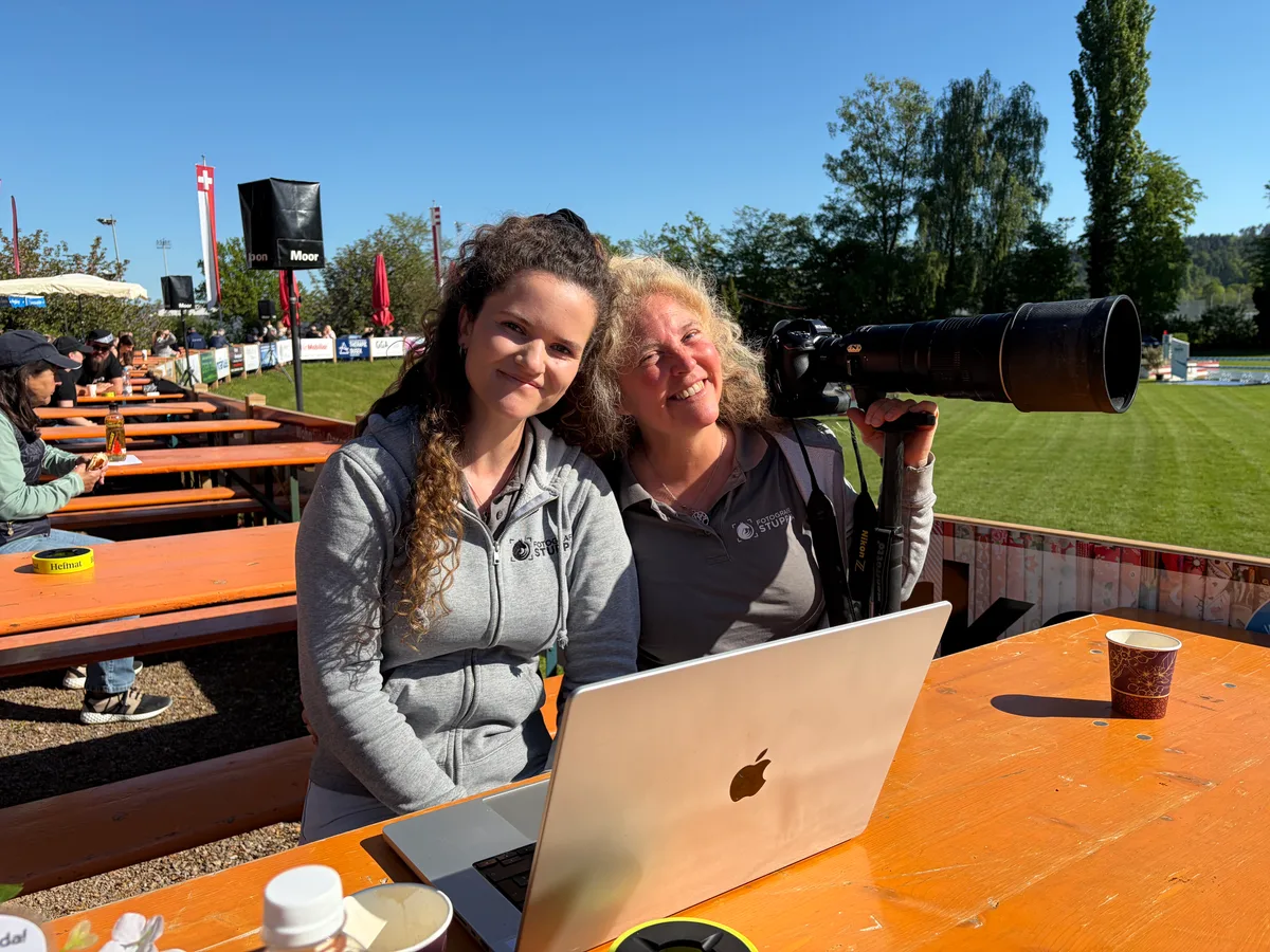 Katja und Anna Stuppia an den Pferdetagen in Uster hinter einem Laptop.